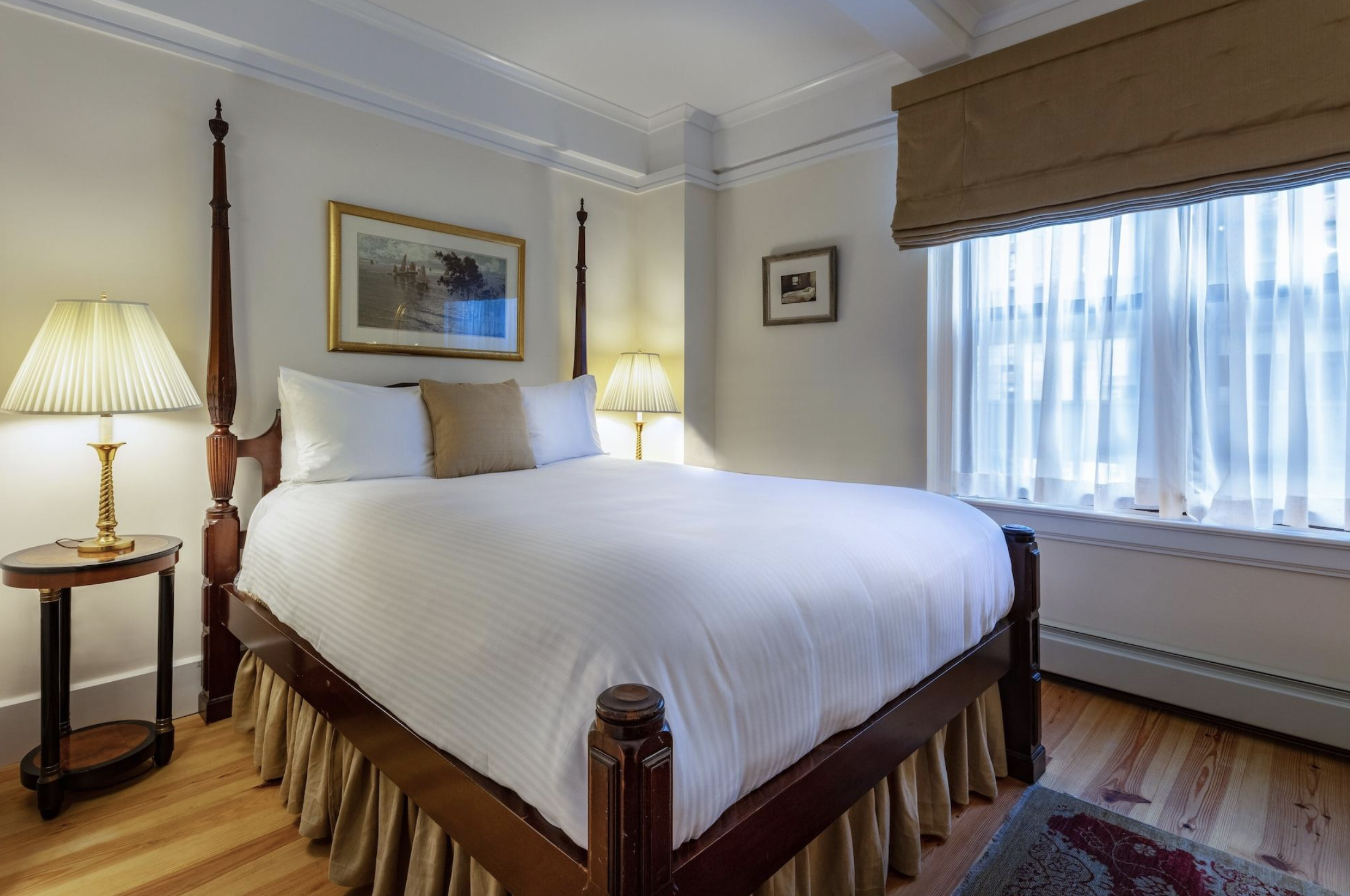 Roger smith hotel showing a queen deluxe rom